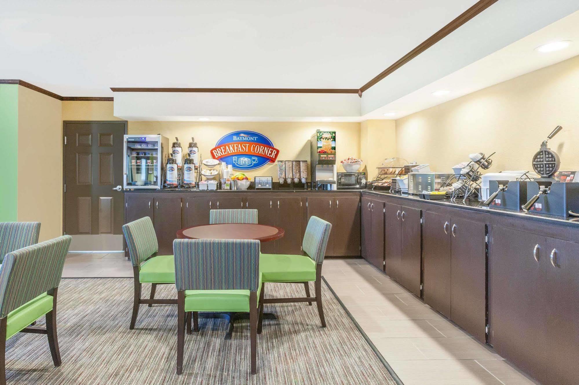 Hotel Baymont By Wyndham Midland Center Esterno foto