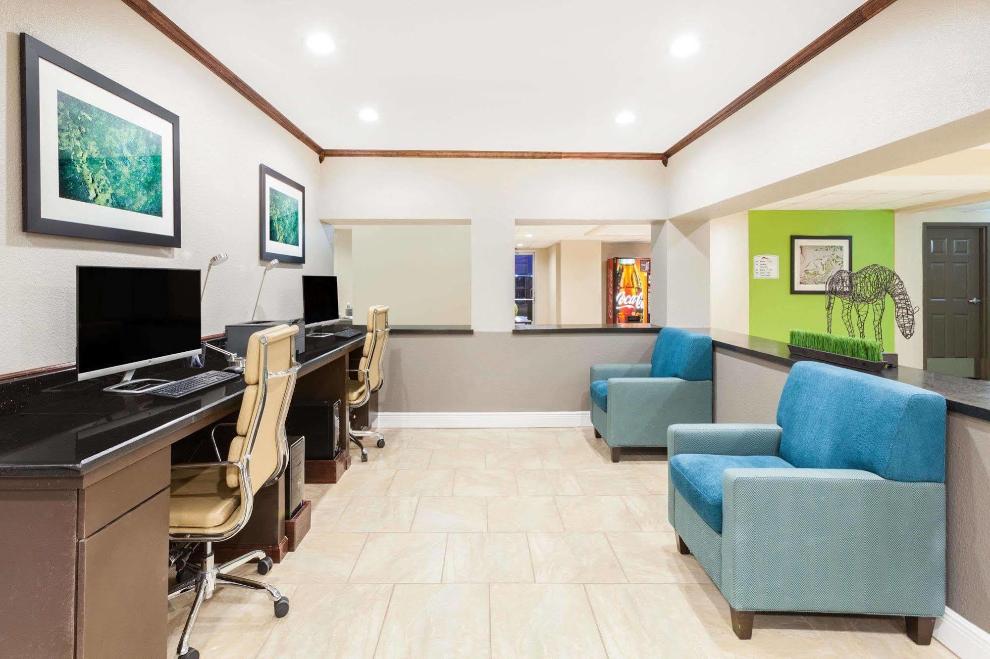Hotel Baymont By Wyndham Midland Center Esterno foto