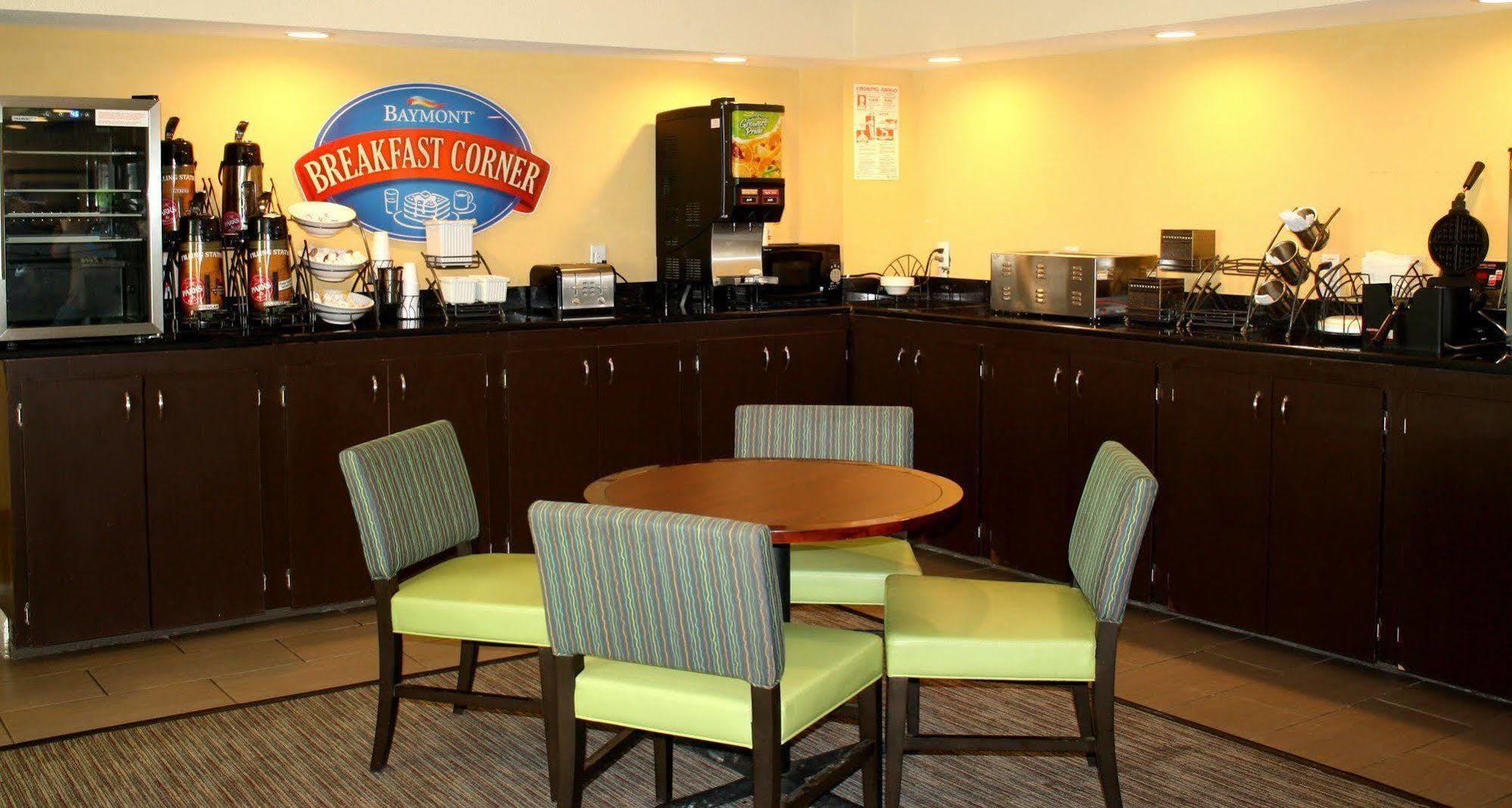 Hotel Baymont By Wyndham Midland Center Esterno foto